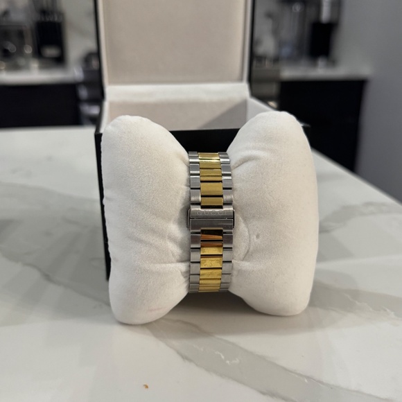 Gucci Quartz b timeless watch - Picture 3 of 11